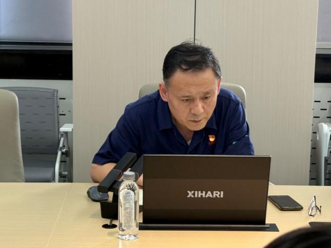 桌子上放着笔记本电脑的男人AI 生成的内容可能不正确。